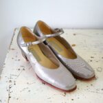 シルバー　パンプス　革底