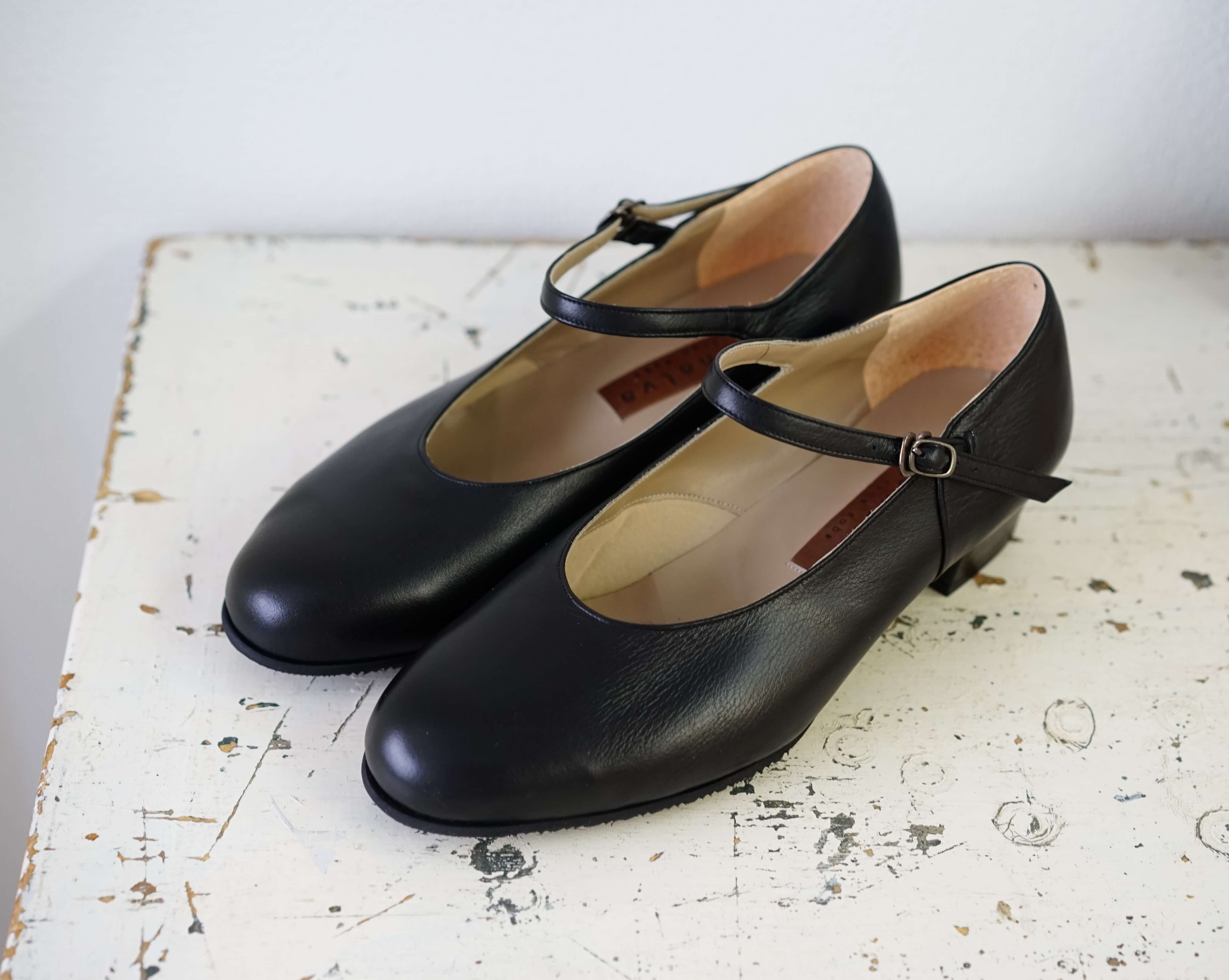 黒　柔らか　ストラップ　パンプス